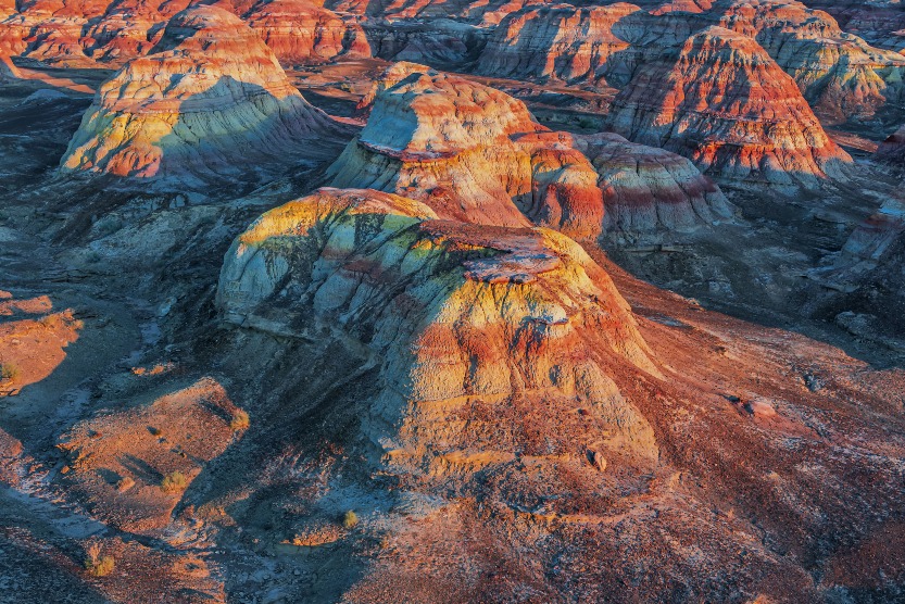 At sunset, under the warm and gentle sunlight, the rocks on the rainbow beach emit a rainbow of colours. 