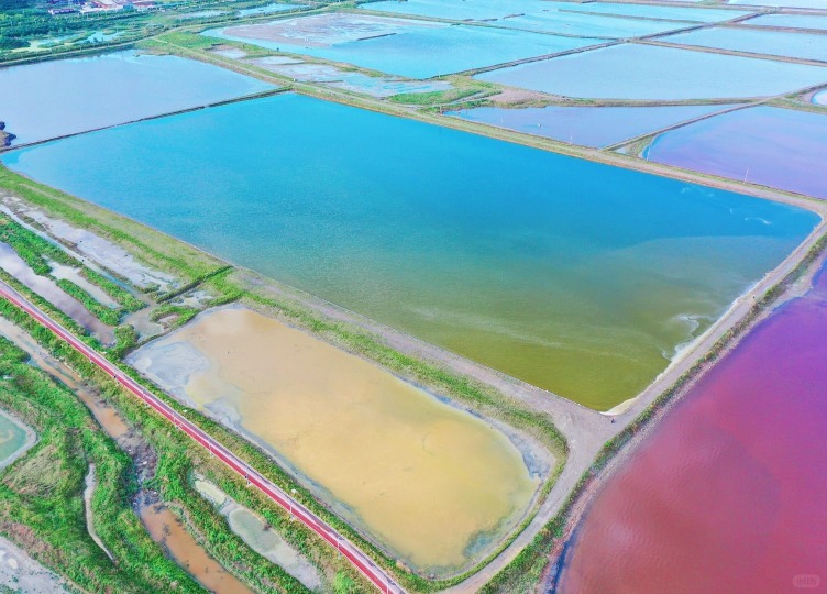 隨着氣溫回升，山西運城鹽湖呈現出色彩斑斕的美麗景觀，從空中俯瞰，好似一塊巨型調色板。