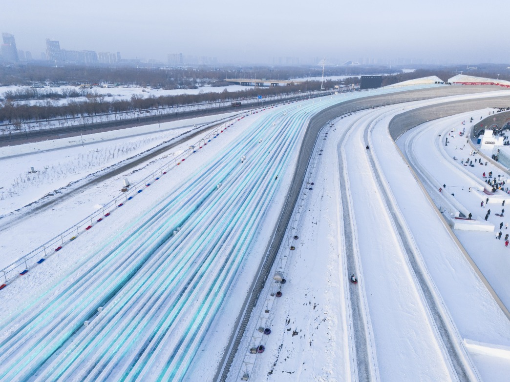 哈尔滨冰雪大世界网红项目“超级冰滑梯”新增至24条冰滑道，承载量大大提升。