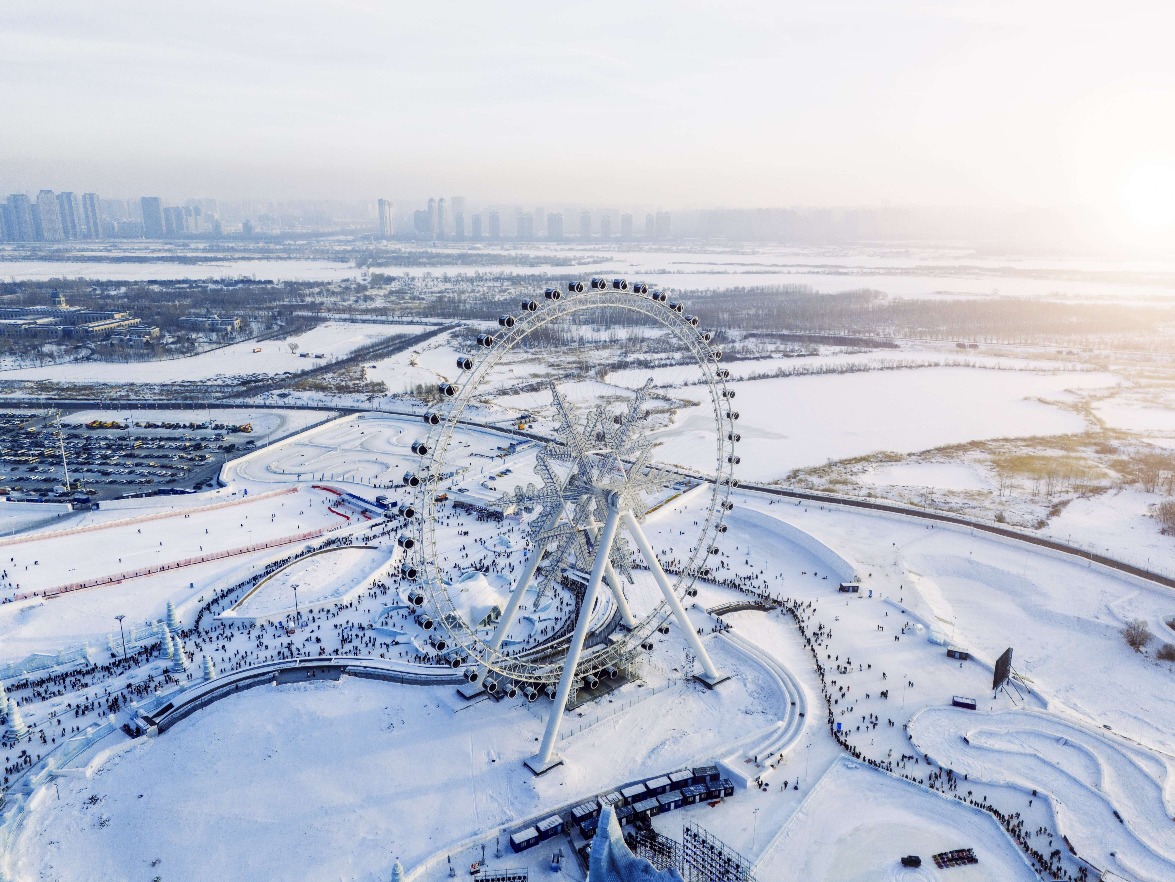 120米高的雪花摩天轮是今届冰雪大世界的一大亮点，更是哈尔滨的旅游地标。