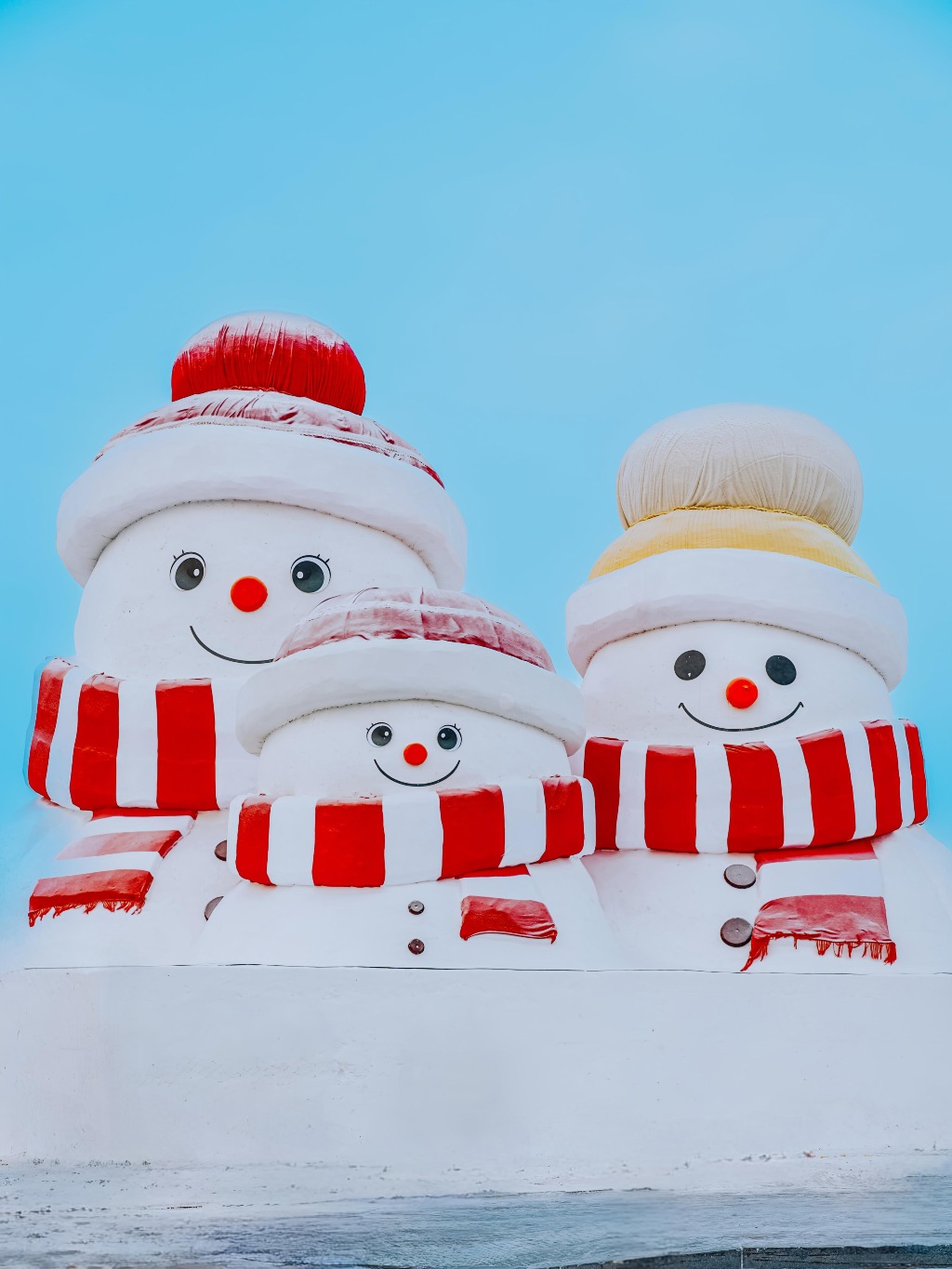 今届冰雪大世界内，又以“一家三口”大雪人最为瞩目，只见三个大小不一的巨型雪人紧贴一起，搭配冷帽和颈巾造型，更添可爱感。