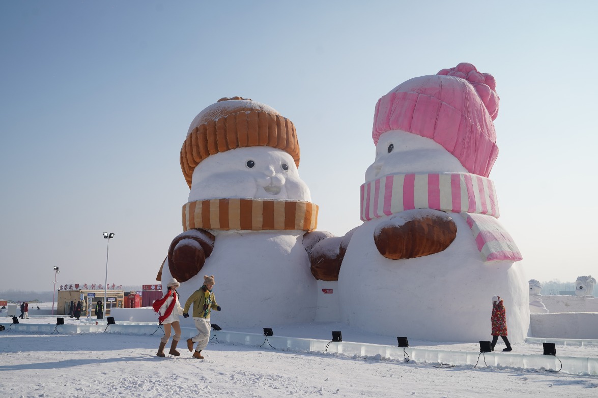 尔滨之心欢乐岛的大雪人，一橙一粉红，模样生动可爱，充满浪漫氛围。