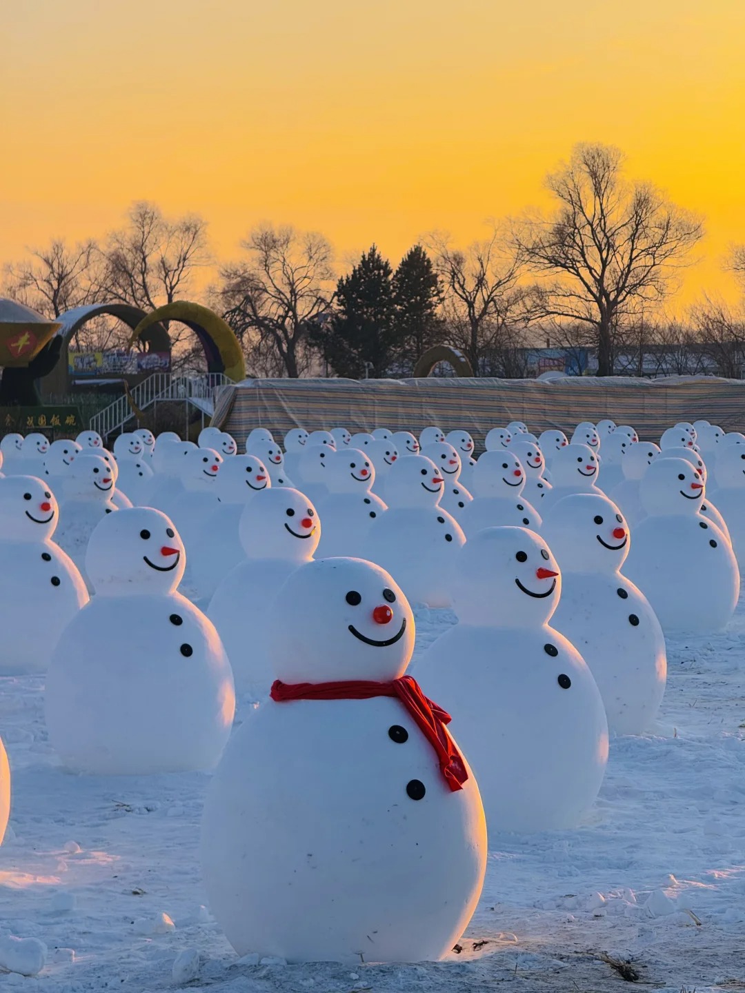 拥有成百上千个可爱雪人的“雪人军团”，整齐排列在雪地中，成为阎家岗农场必到打卡热点之一。