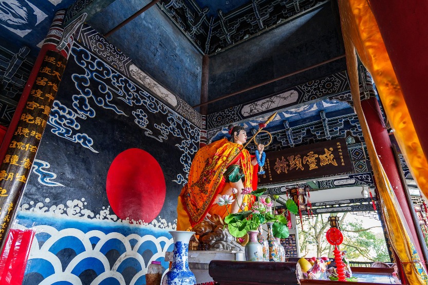 Inside the Prince Hall of Nezha Palace, the statue of Nezha in a cross-legged pose is vividly lifelike.