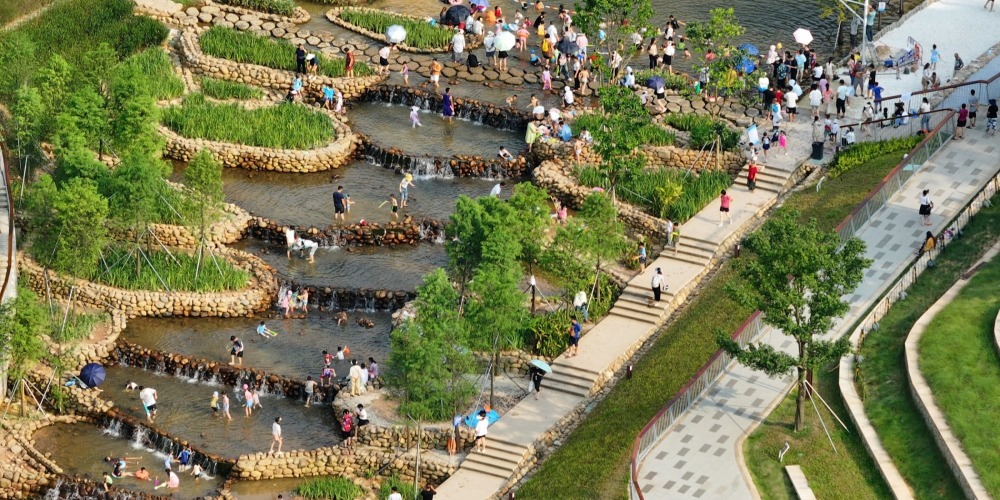 Shenzhen Toupo Park, completed in May 2024, is a good place to cool down due to its beautiful environment and natural water-friendly elements, and quickly became a trending Internet-famous park after its opening.