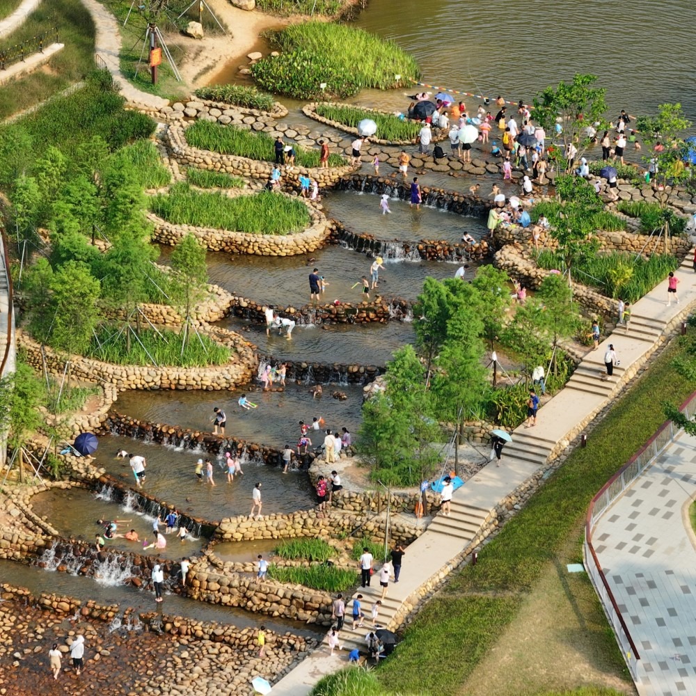 Shenzhen Toupo Park, completed in May 2024, is a good place to cool down due to its beautiful environment and natural water-friendly elements, and quickly became a trending Internet-famous park after its opening.